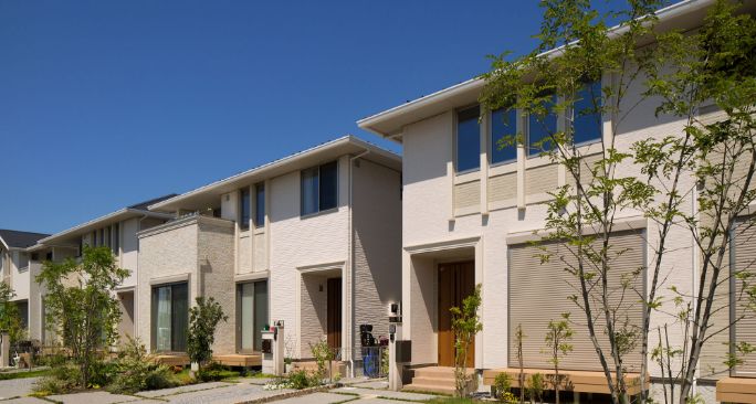 青空の下に立ち並ぶ新築の一軒家