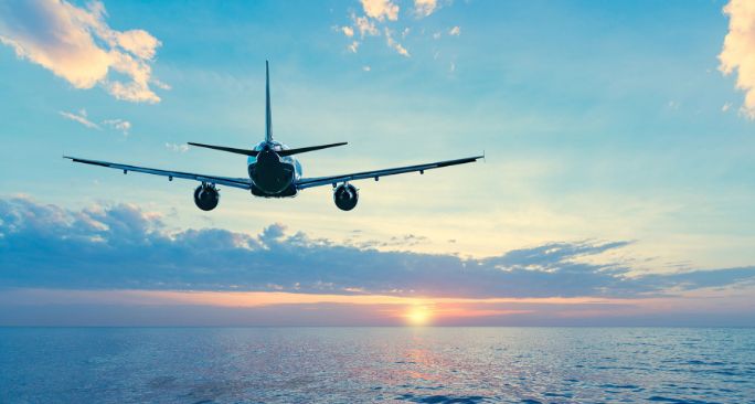 飛行機の窓際の空いた黒い革製シート