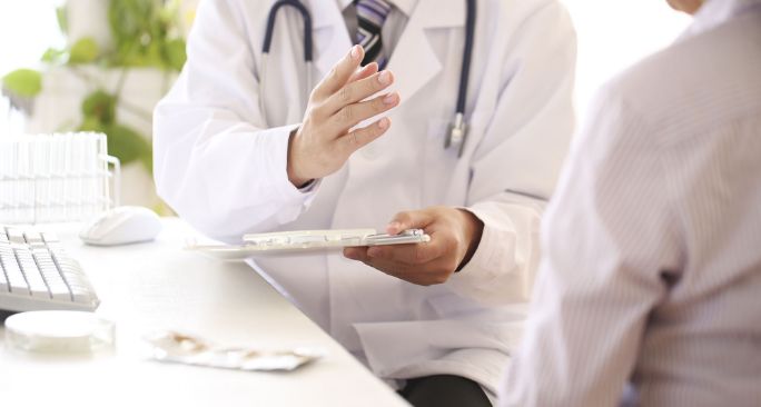 怪我をした腕に包帯を巻いている医療従事者