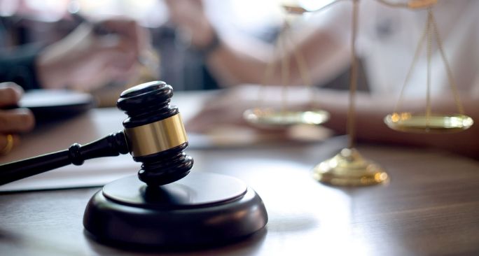 法廷で使用される木槌と天秤